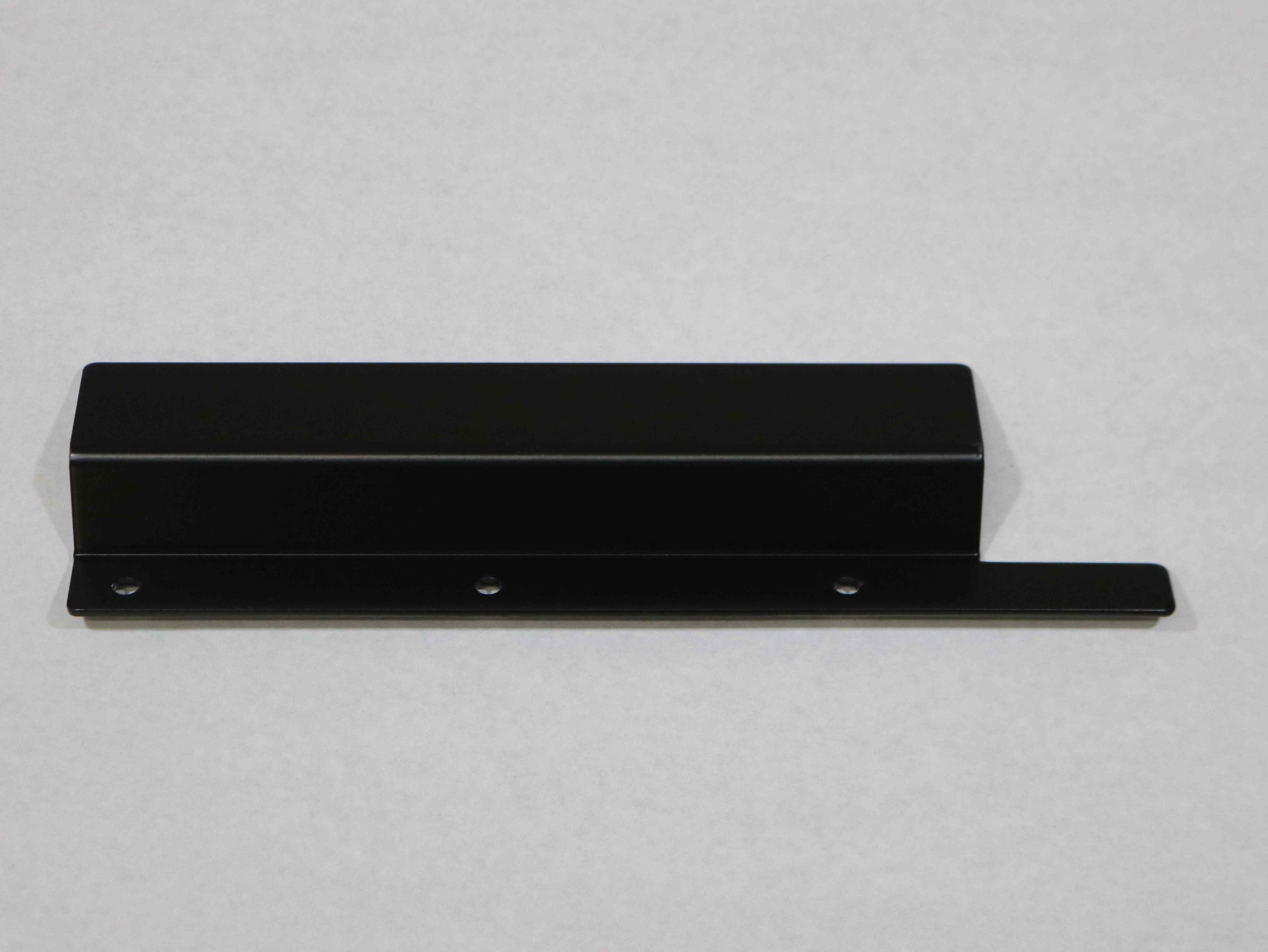 17D0135 LOWER DOOR RETAINER RH