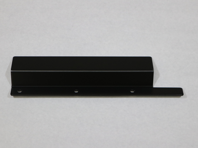 17D0135 LOWER DOOR RETAINER RH
