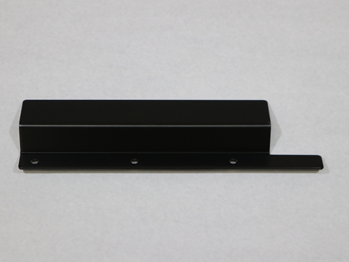 17D0135 LOWER DOOR RETAINER RH