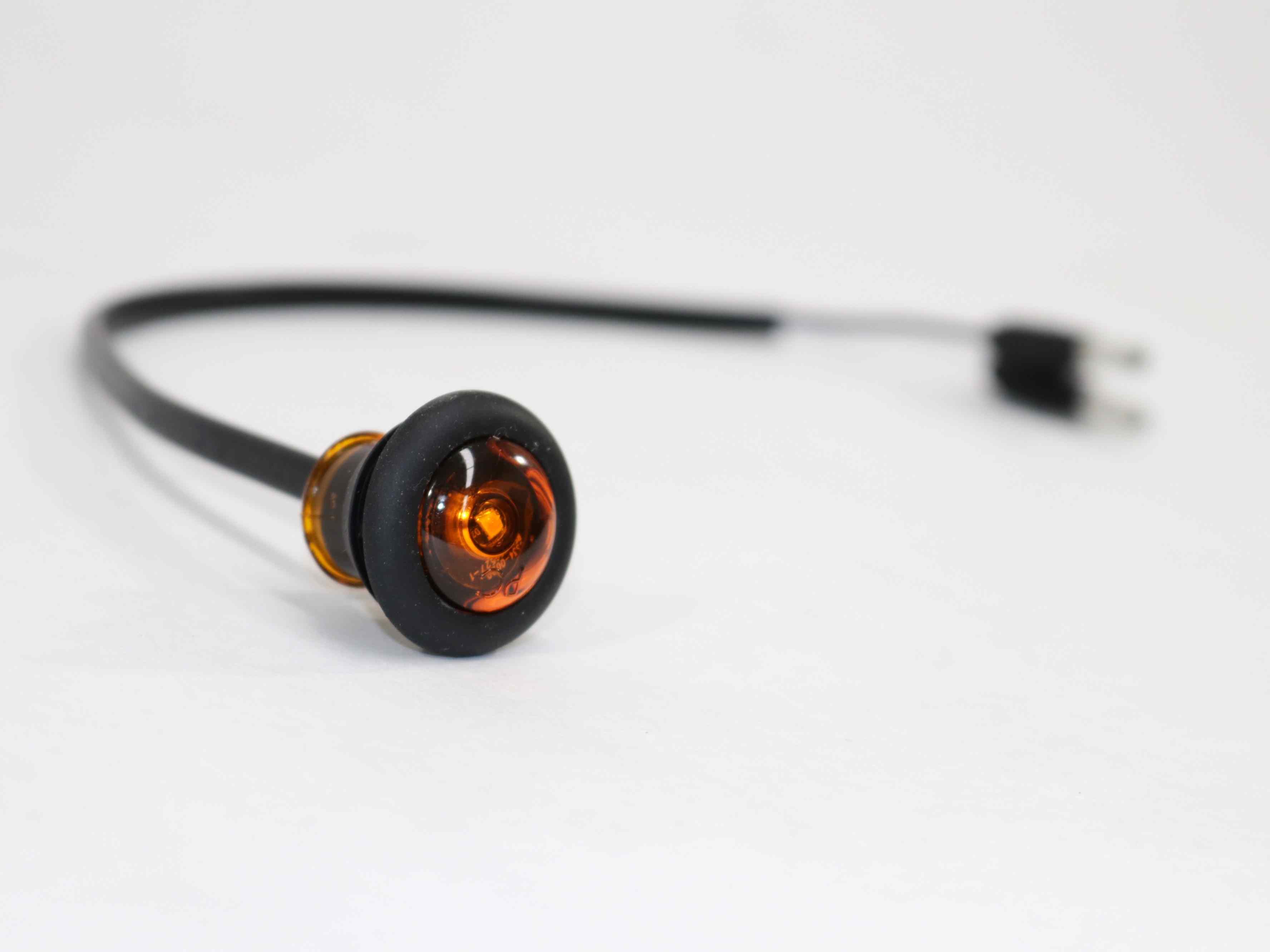 2002786 Amber clearance light, 3/4 INCH