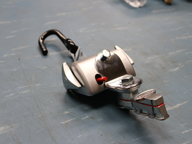 Q8.6200.L Single, Fully Auto Qrt Retractor, Deluxe W/L-Track Fitting